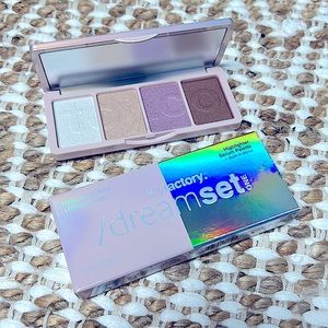 NIB Toyfactory Serum Highlighter Palette